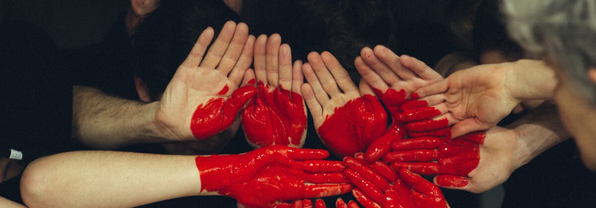 Serce namalowane na rękach ludzi