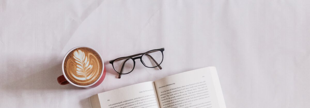 Książka, okulary i kawa